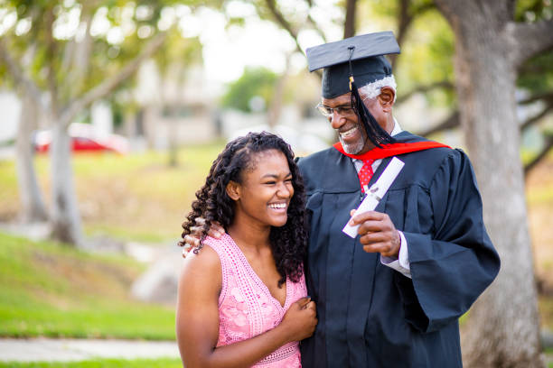 senior hombre negro en la graduación de su hija - old master fotografías e imágenes de stock