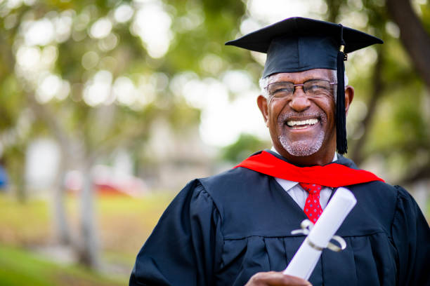 portriat de un senior graduado negro - old master fotografías e imágenes de stock