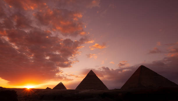 grande pyramide de gizeh - pyramid pyramid shape egypt sunset photos et images de collection