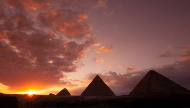 великая пирамида гизы - pyramid pyramid shape egypt sunset стоковые фото и изображения