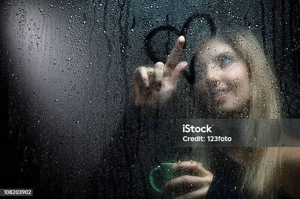 Foto de Retrato De Mulher Desenho De Coração Na Wet Janela e mais fotos de stock de Chuva - Chuva, Janela, Mulheres