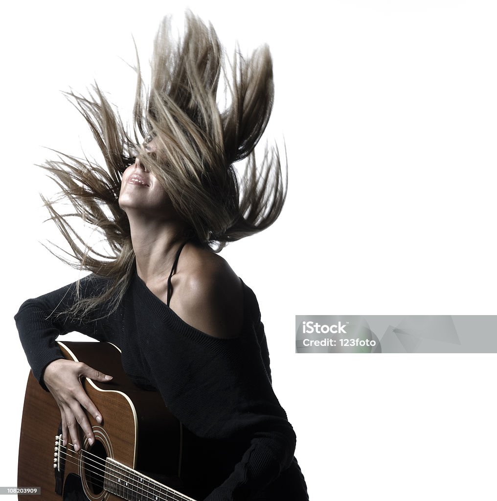 Mulher ter o cabelo e Guitarra de retenção - Royalty-free Fundo Branco Foto de stock