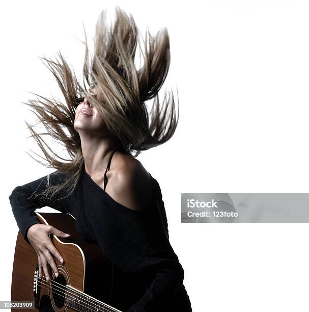 Mulher Ter O Cabelo E Guitarra De Retenção - Fotografias de stock e mais imagens de Fundo Branco - Fundo Branco, Músico, Mulheres