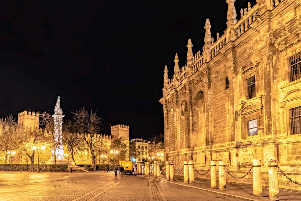 visão noturna da cidade velha de sevilha, espanha. - plaza de espana sevilla town square seville - fotografias e filmes do acervo