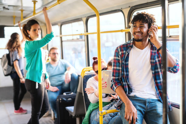 junge afrikanische mann hören der musik während der fahrt in öffentlichen verkehrsmitteln. - bussing stock-fotos und bilder