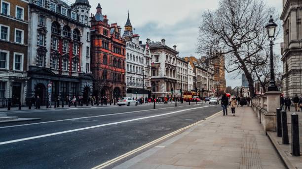 suburban london city street - canary wharf built structure building exterior construction imagens e fotografias de stock