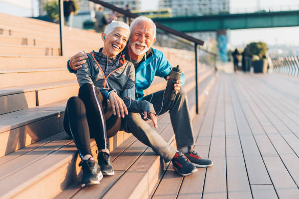 성숙한 몇 개 작업 후 휴식 - running cheerful outdoors senior couple 뉴스 사진 이미지