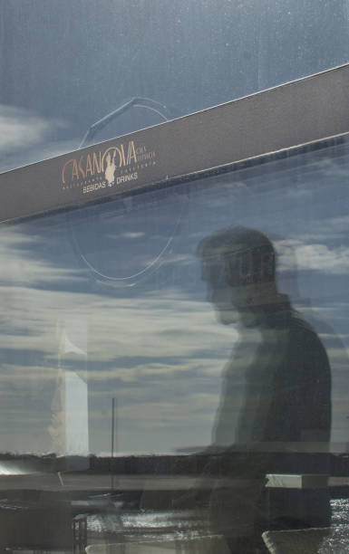 отражение официанта в окне ресторана казанова - casanova стоковые фото и изображения