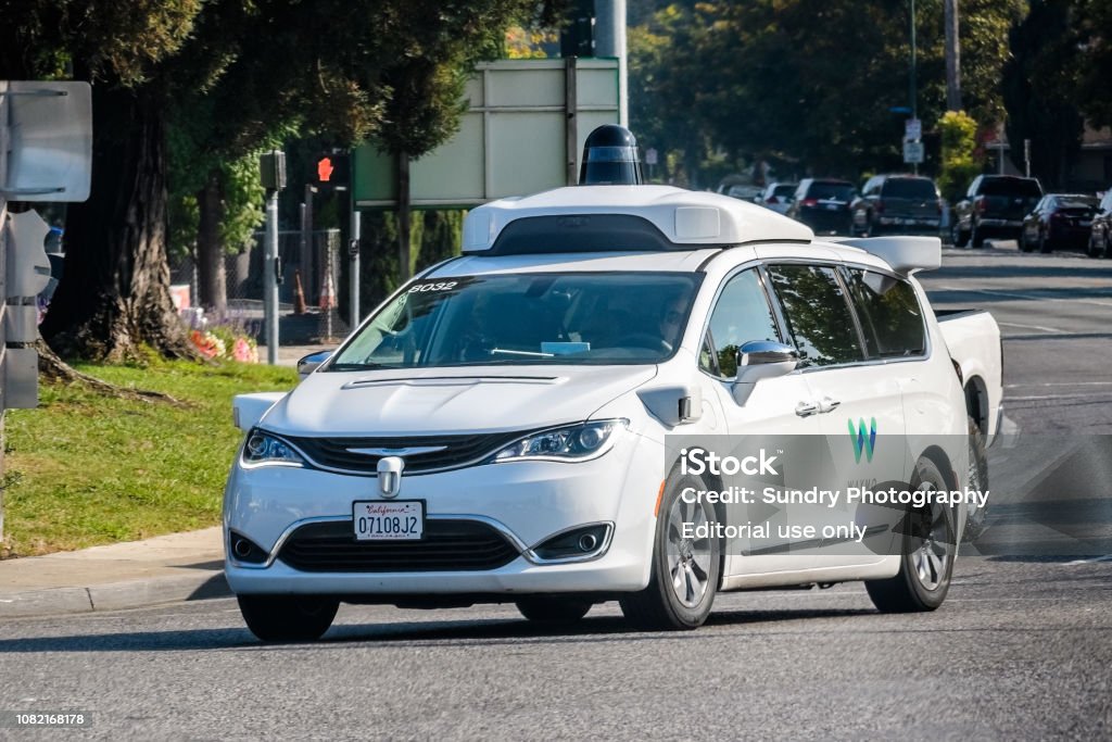 Waymo de conducción coche realizar autopruebas - Foto de stock de Waymo libre de derechos