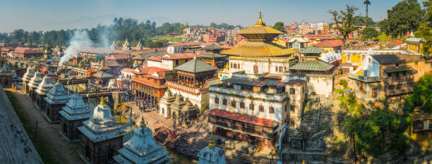 kathmandu bagmati ghat al tempio pashupatinath santuario panorama nepal - kathmandu foto e immagini stock