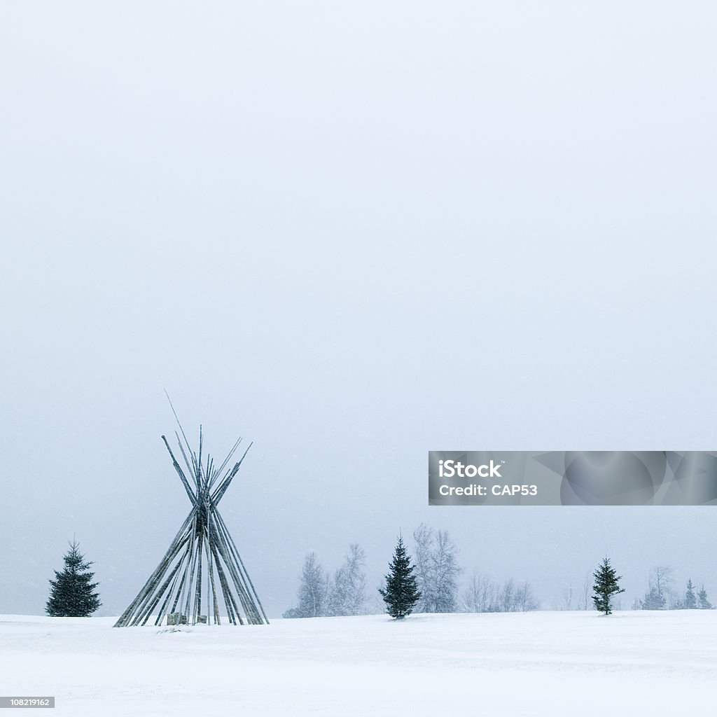 Nativo Tepee durante el invierno Snowstorm bastidor - Foto de stock de Tipi libre de derechos