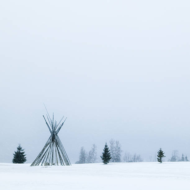 nativo tipi di frame durante l'inverno neve molto forte - north american tribal culture teepee winter canada foto e immagini stock