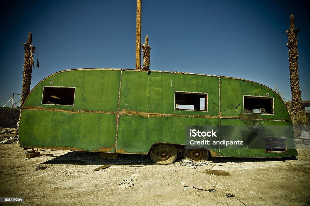 Vintage abandonado casa móvil en medio del desierto - Foto de stock de Parque de caravanas libre de derechos