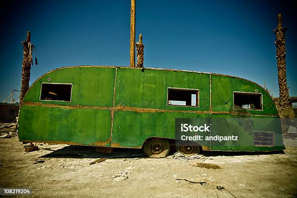 Photo libre de droit de Vintage Ancienne Caravane Au Milieu Du Désert banque d'images et plus d'images libres de droit de Terrain de mobile-homes - Terrain de mobile-homes, Délabré, Maison