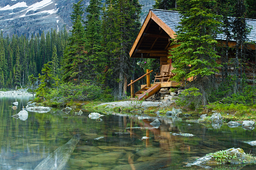 Cabaña de madera en el lago O'Hara, Canadá photo
