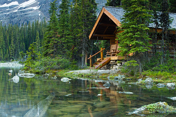 cabaña de madera en el lago o'hara, canadá - cabaña fotografías e imágenes de stock