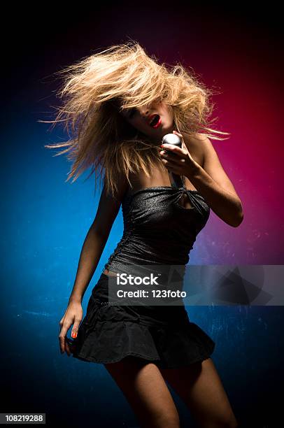 트렌디한 젊은 여자 노래 대상쪽으로 마이크 및 댄싱 노래방기계에 대한 스톡 사진 및 기타 이미지 - 노래방기계, 가수, 금발 머리
