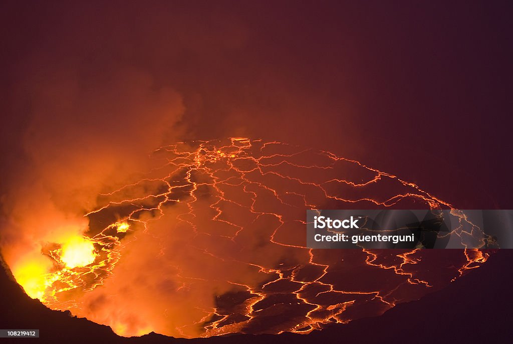 Olhando para um lago de cratera do vulcão com lava - Foto de stock de Enxofre royalty-free