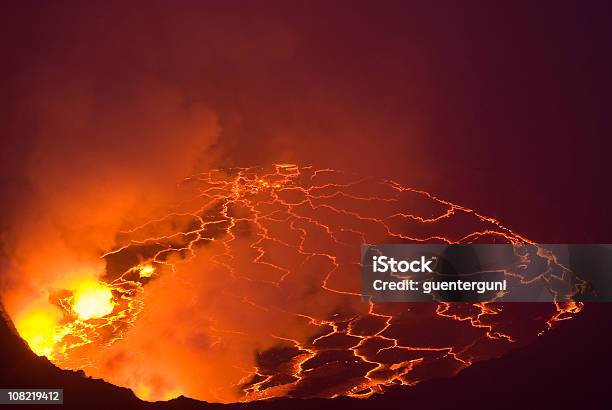 Foto de Olhando Para Um Lago De Cratera Do Vulcão Com Lava e mais fotos de stock de Enxofre - Enxofre, Acidentes e desastres, Calor