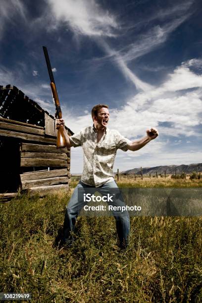 Verärgert Mann Mit Pistole Stockfoto und mehr Bilder von Hillbilly - Hillbilly, Wut, Abfeuern