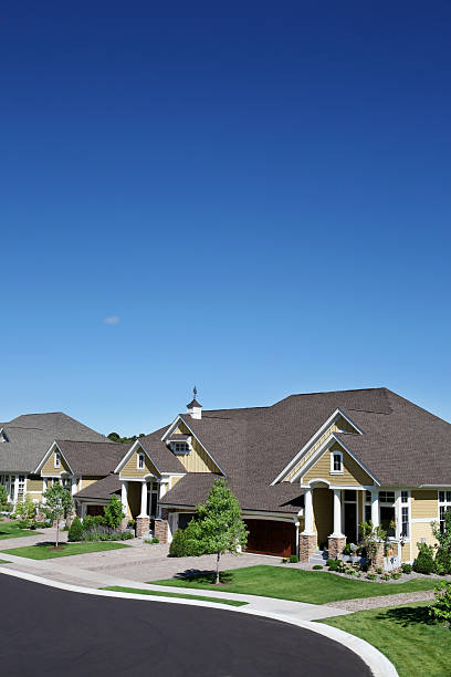 suburban street, com gramados verdes e bem cuidados e céu azul - clear sky residential district house sky - fotografias e filmes do acervo