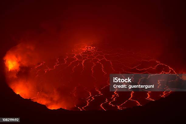 Foto de Vista Para O Centro Da Terra e mais fotos de stock de Acidentes e desastres - Acidentes e desastres, Calor, Cratera vulcânica