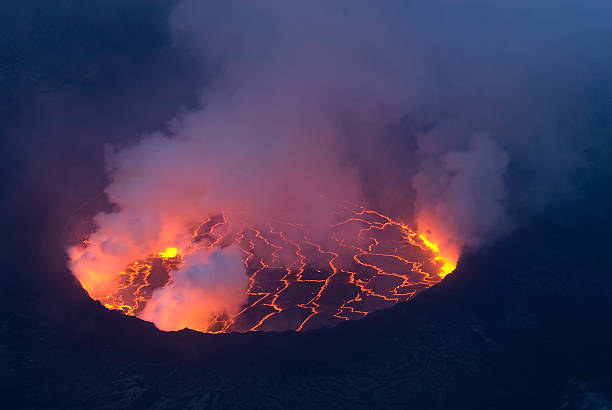 vue sur le centre de la terre - lava lake photos et images de collection