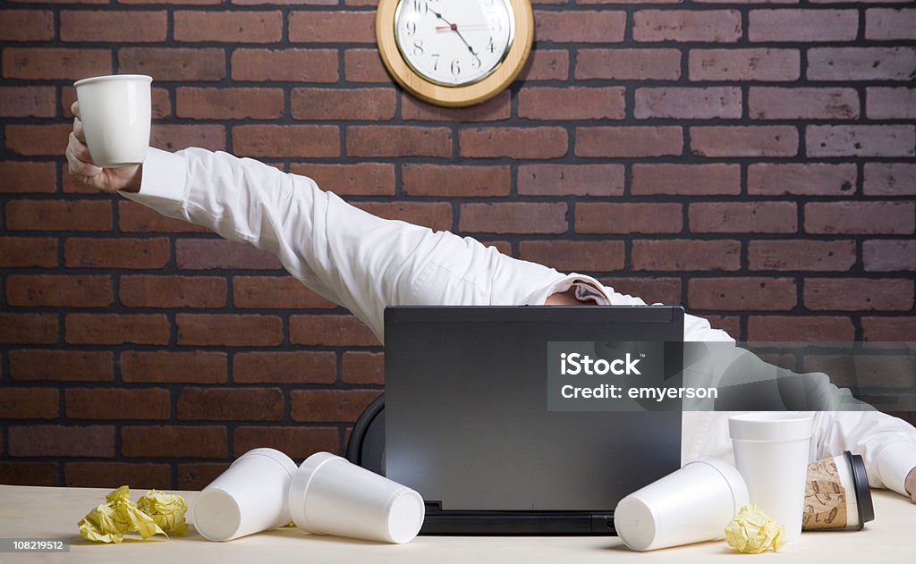 Empresario bebiendo muchos tazas de café - Foto de stock de Reloj libre de derechos