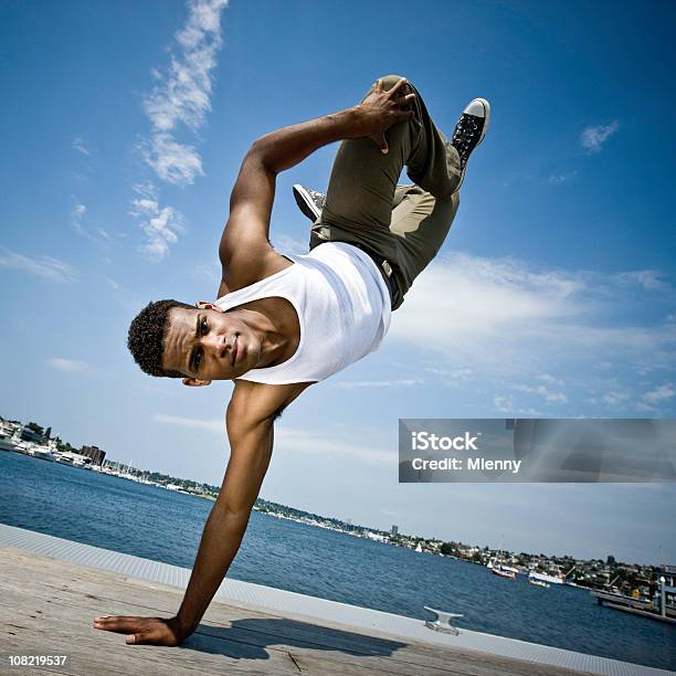 Breaktänzer Auf Pier Stockfoto und mehr Bilder von Tanzen - Tanzen, Hip-Hop, Städtische Straße