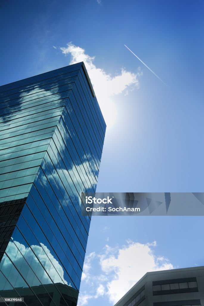 Reflektierende Wolkenkratzer mit Himmel und Sonne hinter dem Gebäude - Lizenzfrei Arbeitsstätten Stock-Foto