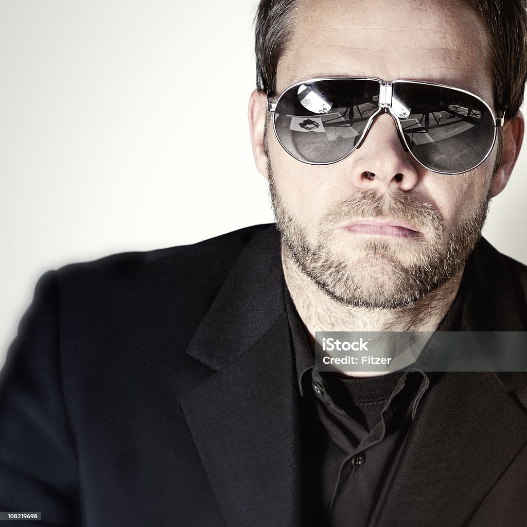 Ritratto di uomo d'affari indossando occhiali da sole su sfondo bianco - Foto stock royalty-free di Occhiali da pilota