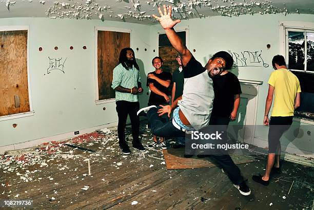 Seis Banda Homens Em Casa - Fotografias de stock e mais imagens de Humor - Humor, Esquisito, Casa