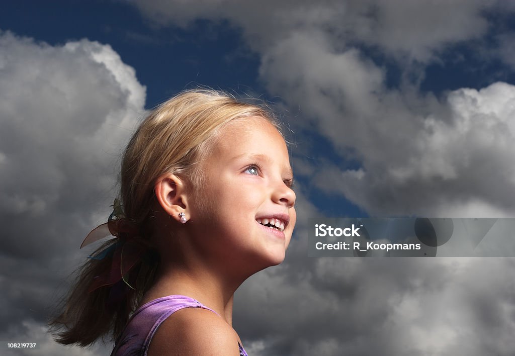 Felice figlio davanti a un cielo minaccioso - Foto stock royalty-free di Allegro