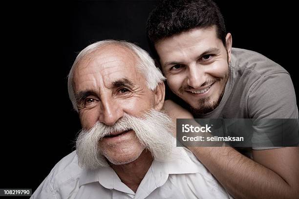 老人男性ハンドルバー Mustaches でポーズを取る若い男性 - スタジオ撮影のストックフォトや画像を多数ご用意 - スタジオ撮影, 祖父, ポートレート