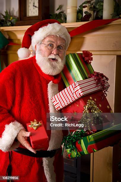 Santa Claus Z Przedstawia - zdjęcia stockowe i więcej obrazów Święty - Święty, Boże Narodzenie, Prezent