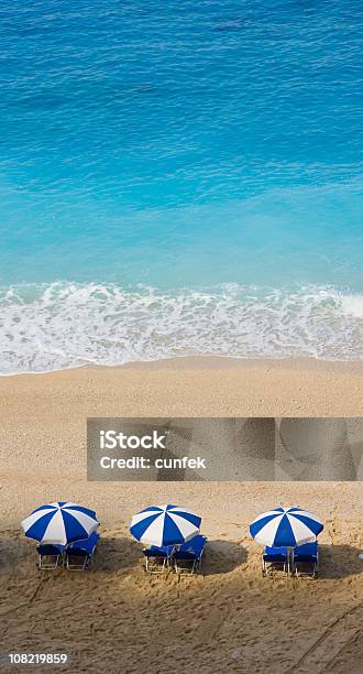 Niebieski I Biały Plaży Parasole Na Plaży W Wodzie - zdjęcia stockowe i więcej obrazów Fala - Woda - Fala - Woda, Fotografika, Grecja