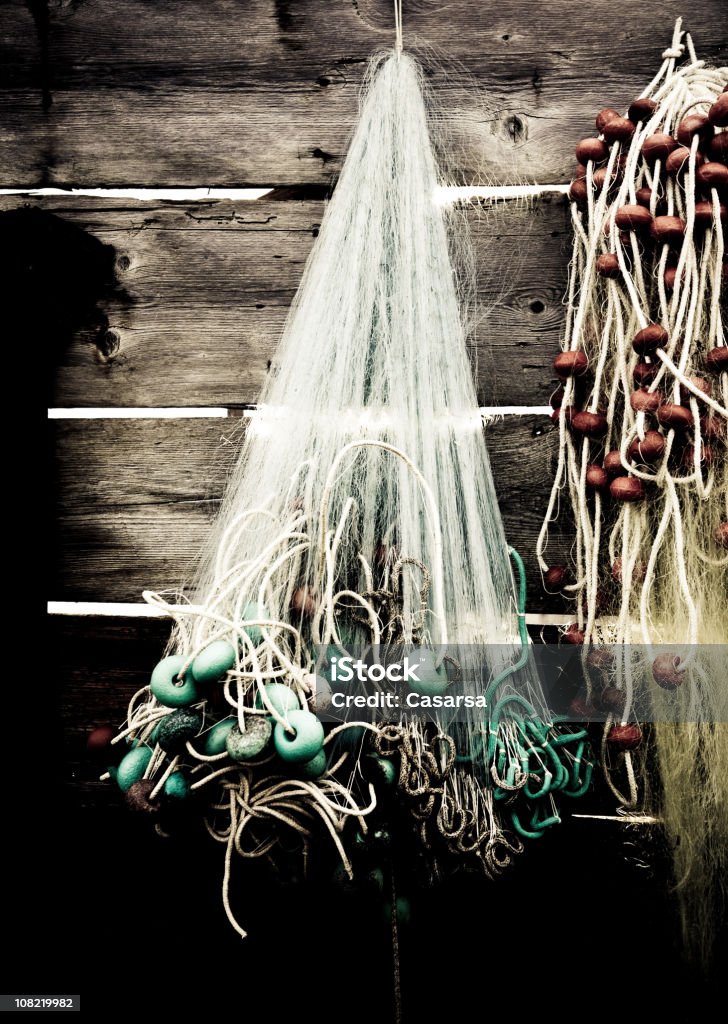 Old Fishing Nets Hung на стандартный деревянных зданий - Стоковые фото Без людей роялти-фри
