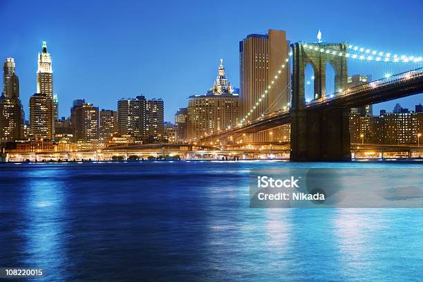 Puente De Brooklynnueva York Foto de stock y más banco de imágenes de Manhattan - Manhattan, Noche, Aire libre