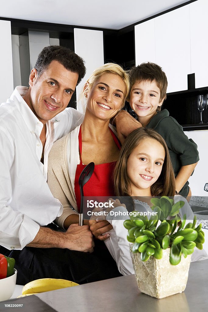 Retrato de família sorridente em pé, na cozinha - Foto de stock de Adulto royalty-free