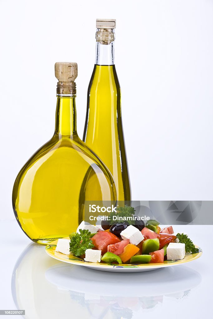 Salade grecque et de l'huile d'Olive à deux bouteilles - Photo de Prendre son repas libre de droits