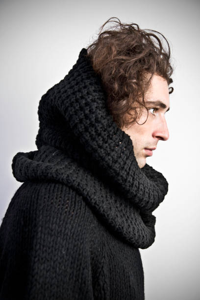 jovem vestindo grande lã suéter com gola alta, vista lateral de - gola alta - fotografias e filmes do acervo