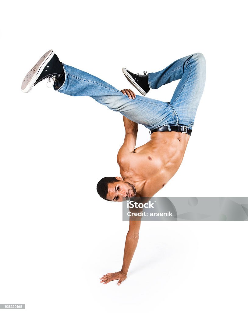 Breakdancer sin camisa hombre haciendo un soporte de la mano, Aislado en blanco - Foto de stock de Breakdance libre de derechos