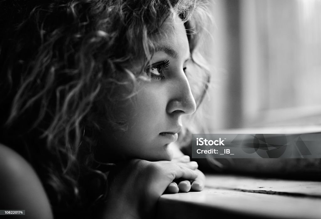 Молодая женщина, отдыхать Руководитель Сложенные руки возле Подоконник - Стоковые фото Высокий контраст роялти-фри