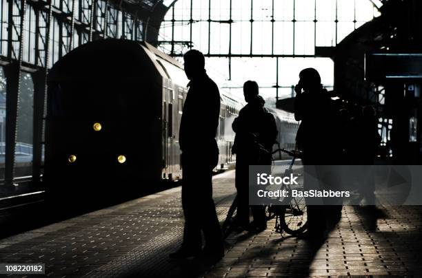 Ferrovie Silhouette Di Persone In Piedi Sulla Piattaforma Nel Treno Arriva - Fotografie stock e altre immagini di Ambientazione interna