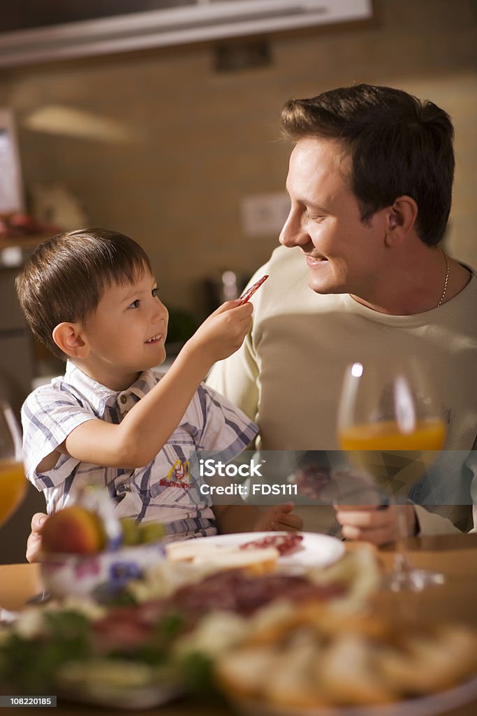 Retrato de menino alimentação PAI na mesa - Foto de stock de Café da manhã royalty-free