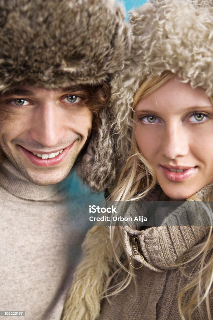 Casal jovem sorridente, usando chapéu de inverno - Foto de stock de 20-24 Anos royalty-free