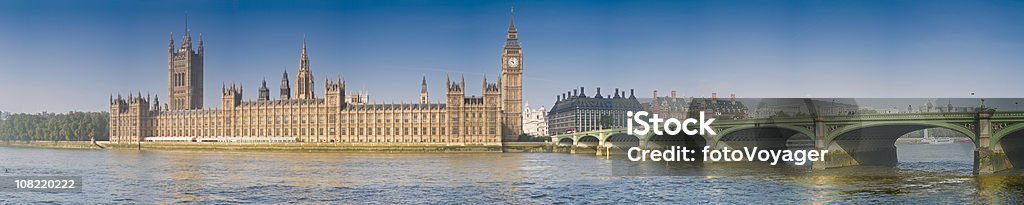 Ponte do Rio Tâmisa e o Palácio de Westminster - Foto de stock de Londres - Inglaterra royalty-free
