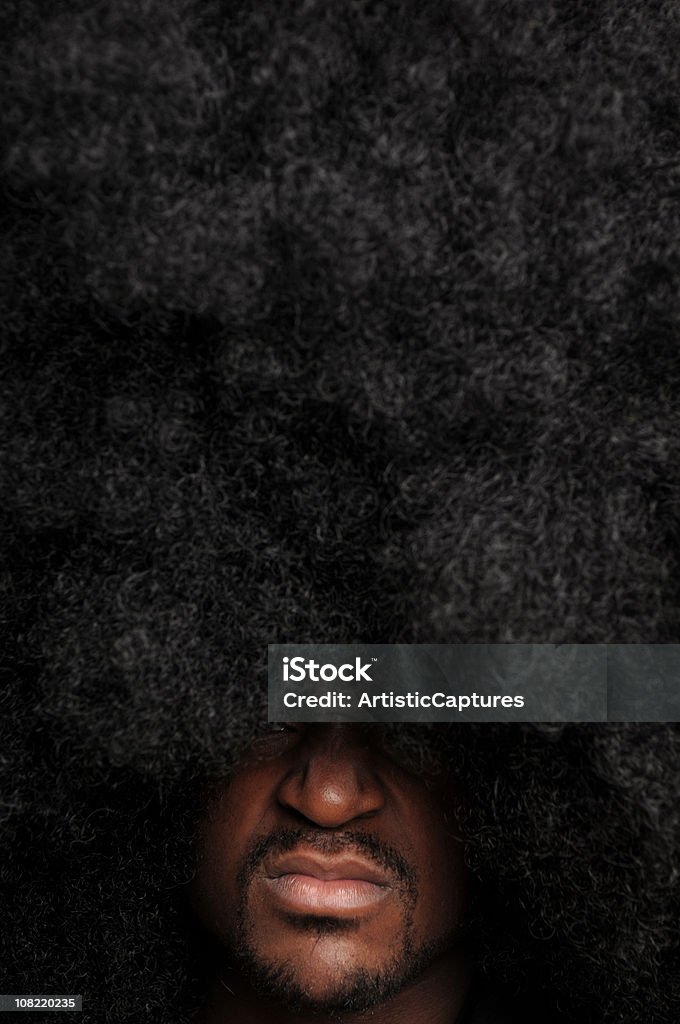 Człowiek z dużym Afro Fryzura Uśmiechać się szyderczo - Zbiór zdjęć royalty-free (Broda)
