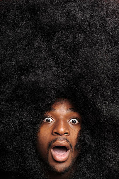surpris homme avec immense coupe de cheveux afro - copy space one person vertical 1970s style photos et images de collection