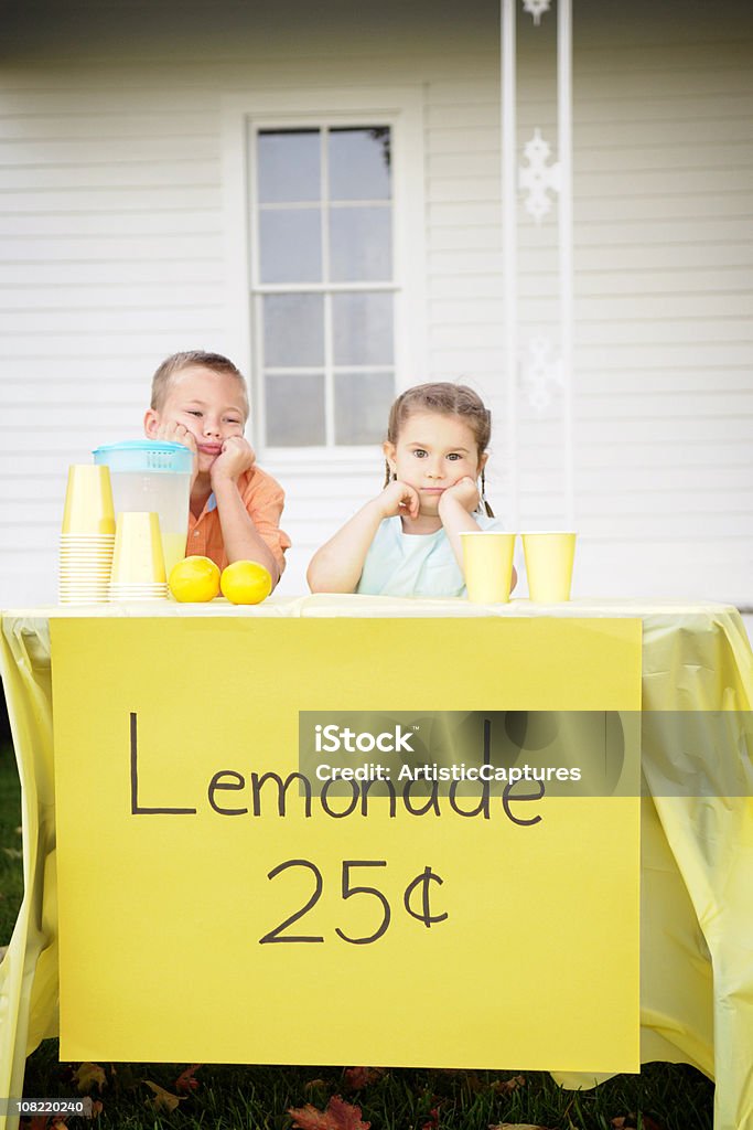 Aburrido Little Boy and Girl sesión en tenderete de refrescos - Foto de stock de Tenderete de refrescos libre de derechos